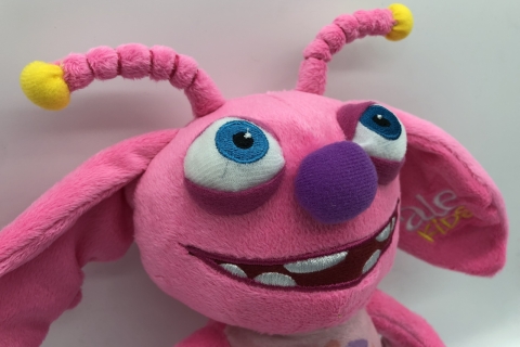 Peluche-Publicitario-ELO_Ale-Kids-Inglés